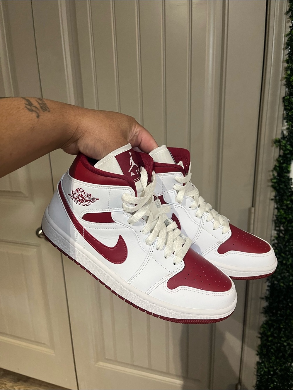 Jordan 1 mid Sneakers in Burgundy and white